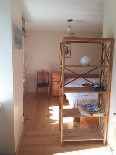 una habitación con una litera con suelo de madera en Kopu 9, en Nida