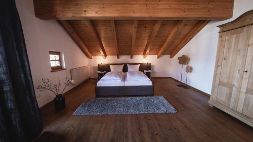 ein Schlafzimmer mit einem Bett und einer Holzdecke in der Unterkunft Der Löwe in Burgberg