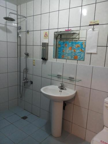 Bilik mandi di Puti Commercial Hotel