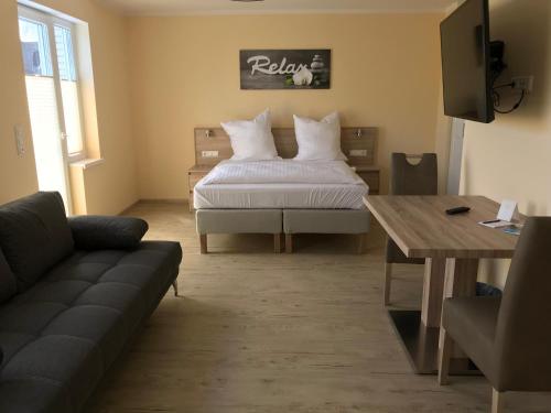 メンヒェングラートバッハにあるHotel Select Suites & Apartsのリビングルーム(ベッド1台、ソファ付)