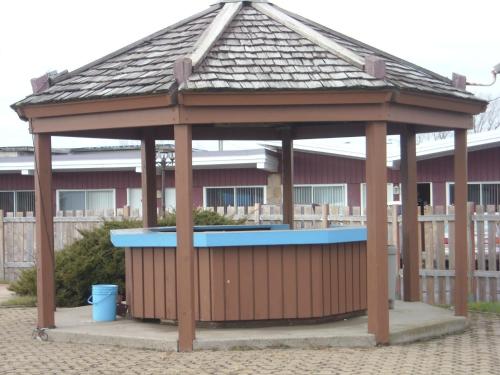 a wooden gazebo with a blue center at Grand Motel Saint-Hubert in Longueuil