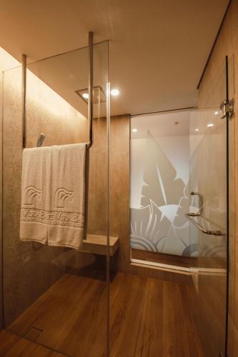 Ένα μπάνιο στο The Vira Bali Boutique Hotel & Suite