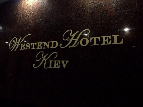 Westend Hotel Kyivに飾ってある許可証、賞状、看板またはその他の書類