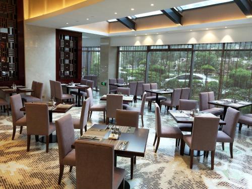 En restaurang eller annat matställe på Jinling Yujingwan Hotel Changyi