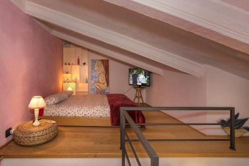 1 dormitorio con 1 cama, TV y mesa en Bed and breakfast Queen en Pisa