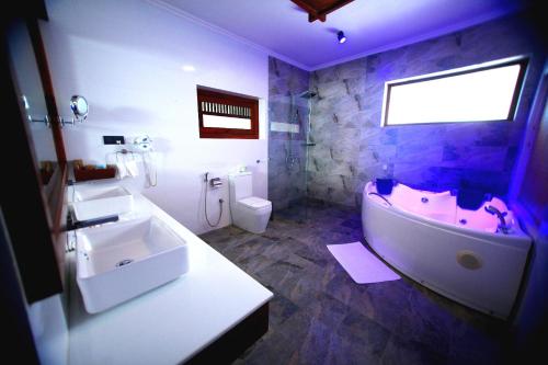 Ванная комната в Watergate Resort Unawatuna