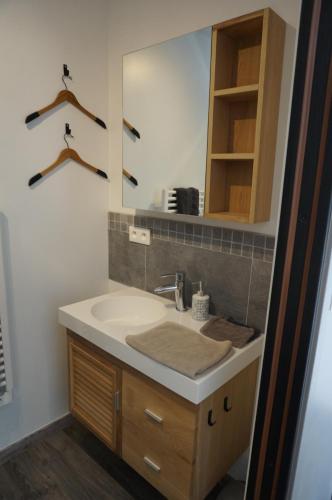 a bathroom with a sink and a mirror at La Rogeraie Cap gris nez in Audinghen