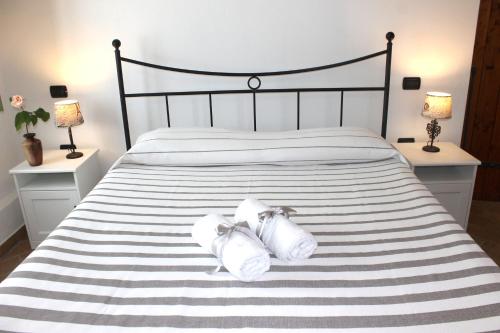 a bedroom with a bed with two white towels at Verdemare in Acquaviva Picena