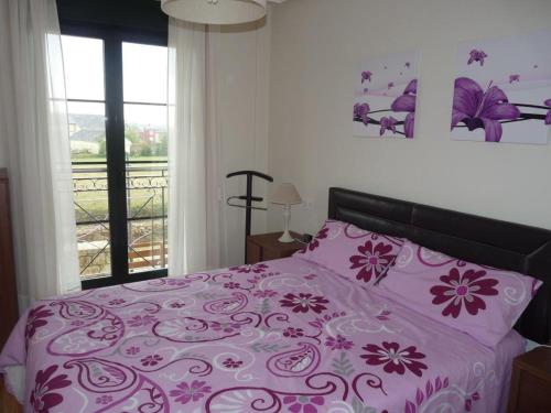 Un pat sau paturi într-o cameră la Precioso Apartamento con Spa en Galicia / Playa Catedrales