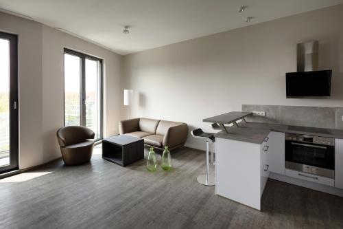 een woonkamer met een bank en een tafel bij DECK 8 BOARDINGHOUSE.SOEST in Soest