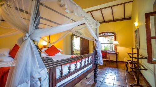 En eller flere senge i et værelse på The Chalet