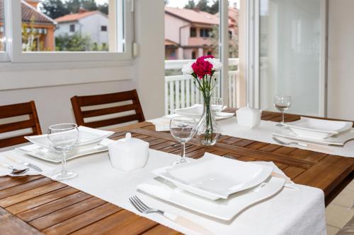 מסעדה או מקום אחר לאכול בו ב-Apartments Jura