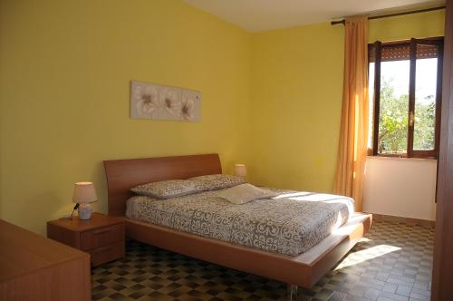 1 dormitorio con cama y ventana en Il Ciliegio Apartment, en Monti