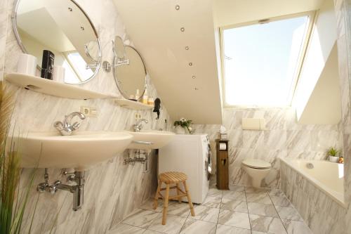 y baño con lavabo y espejo. en Luxus Appartement Schwarzwald bei Freiburg 4 Schlafzimmer Sauna Grill, en Sölden