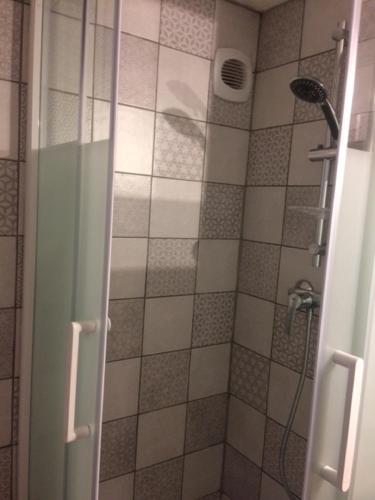 une douche avec une porte vitrée dans une salle de bain dans l'établissement Mer et Soleil, à La Ciotat