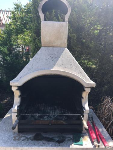 un horno de piedra con esquís delante en Alsace Maison 5p piscine Europapark Rulantica, en Marckolsheim