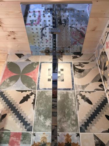 a room with a tile floor with a glass ceiling at Coutillard in Parisot-Tarn-et-Garonne