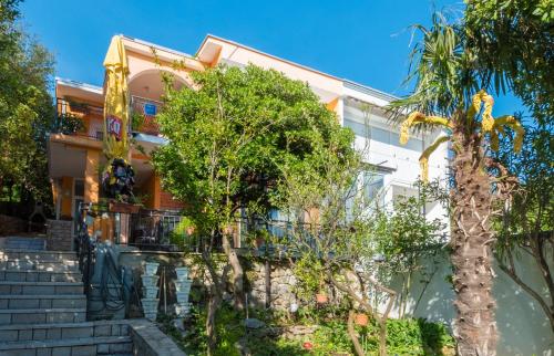 Το κτήριο όπου στεγάζεται  η παραθεριστική κατοικία