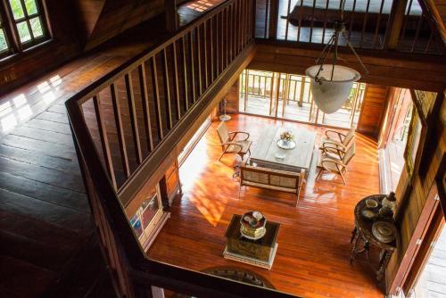 an overhead view of a living room with a table and chairs at Baan Tye Wang Guesthouse in Phra Nakhon Si Ayutthaya