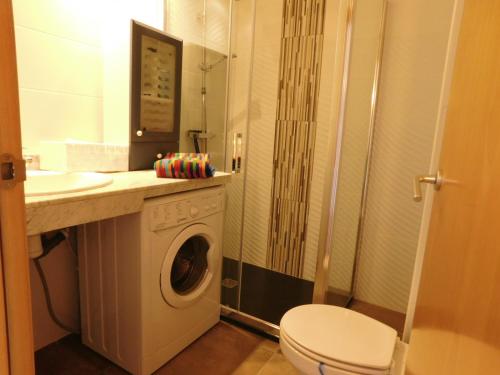A bathroom at GMID IMMO A187 Apartamento Port Canigo