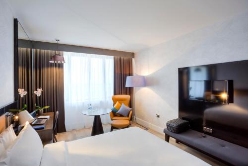 Un ou plusieurs lits dans un hébergement de l'établissement Radisson Blu Hotel Dublin Airport