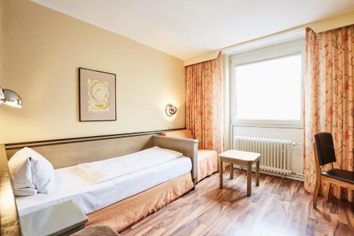 Un pat sau paturi într-o cameră la Hotel Imperial