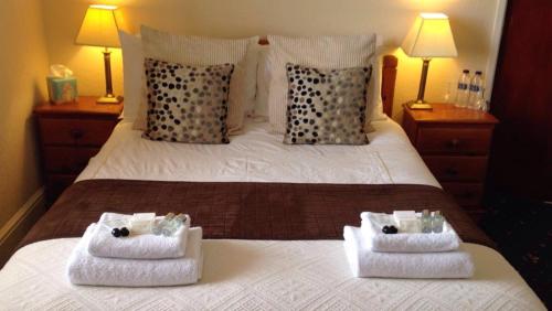
A bed or beds in a room at The Bay Guest House
