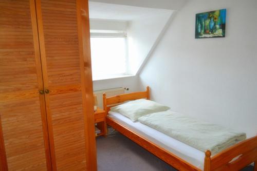 Habitación pequeña con cama y ventana en Hotel Hohenstein -Radweg-Messe-Baldeneysee, en Essen