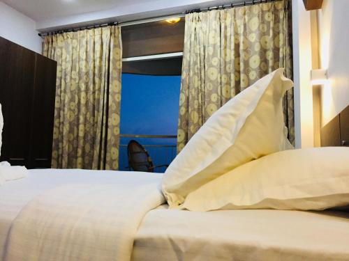 Postel nebo postele na pokoji v ubytování The Cliff Resort, Munnar
