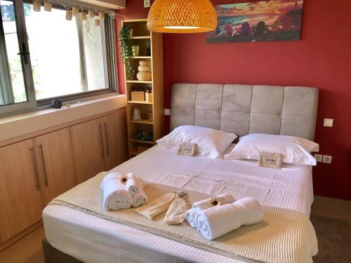 ein Schlafzimmer mit einem Bett mit Handtüchern darauf in der Unterkunft Athens City House in Athen