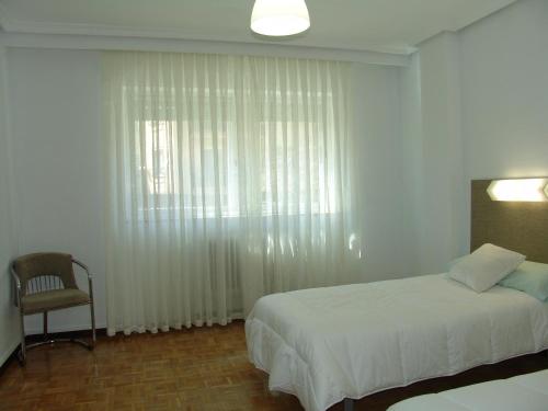 サラマンカにあるSalamanca_centroのベッドルーム1室(ベッド1台、椅子、窓付)