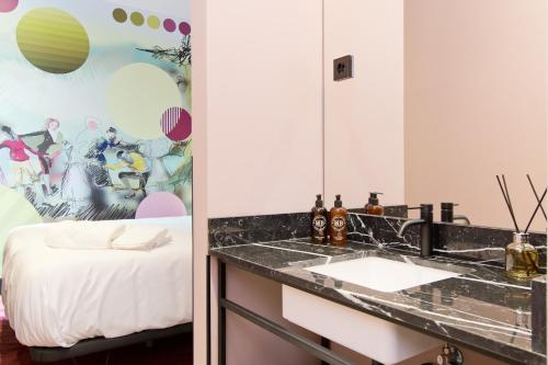Łóżko lub łóżka w pokoju w obiekcie Amor de Dios 17 Boutique Apartments