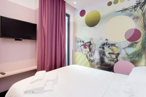 Telewizja i/lub zestaw kina domowego w obiekcie Amor de Dios 17 Boutique Apartments