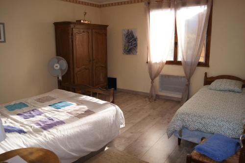 サン・タンドレ・レ・ザルプにあるle colombierのベッドルーム1室(ベッド2台、ドレッサー、窓付)