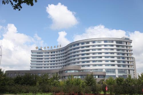 um grande edifício com pessoas em cima dele em Jinling Yujingwan Hotel Changyi em Changyi