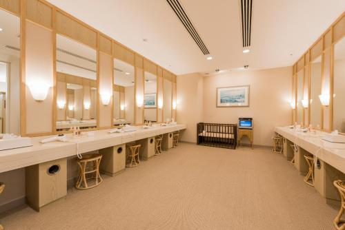 a large bathroom with many sinks and mirrors at HOTEL MYSTAYS PREMIER Sapporo Park in Sapporo