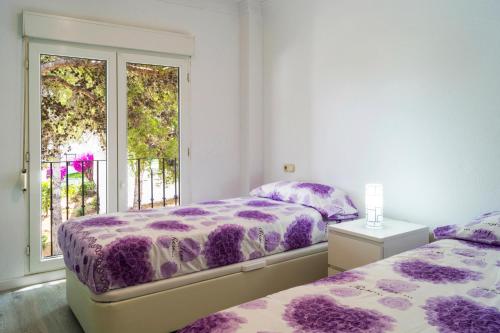 ミハスにあるPueblo Valle Verdeのベッドルーム1室(ベッド2台、窓付)