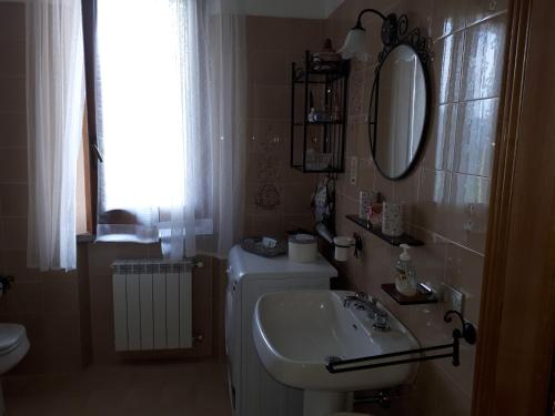 ベヴェリーノにあるCasa Lillyのバスルーム(洗面台、鏡付)