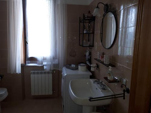 a bathroom with a sink and a mirror at Casa Lilly in Beverino