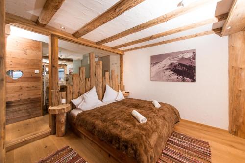 a bedroom with a large bed in a room at Frieden DAS Alpine Panorama Hotel in Pill