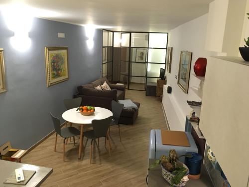 una sala de estar con una mesa y un sofá en Casa Margherita, en Módica