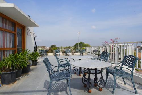 Ein Balkon oder eine Terrasse in der Unterkunft Hotel Villa Highnest - Oragadam -Sriperumbudur