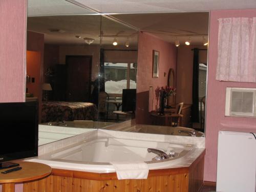 Bilik mandi di Seven Oakes Motel