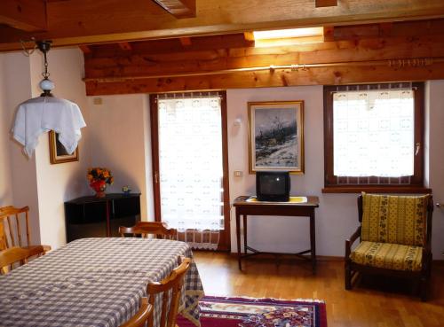 um quarto com uma cama e duas janelas em Cavalese luxury mountain and sky em Cavalese