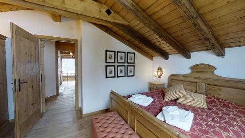 a bedroom with a bed and a wooden ceiling at Il Proin - Champfèr in Champfer