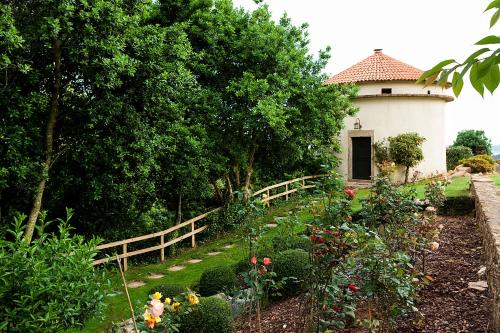 Κήπος έξω από το Complejo Turístico Rural A TORRE DE LAXE