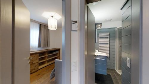 een badkamer met een wastafel en een spiegel bij Grischalva 2 - Celerina in Celerina