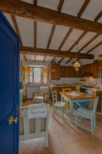 a kitchen and dining room with a table and chairs at Casa il Castello in Gambassi Terme