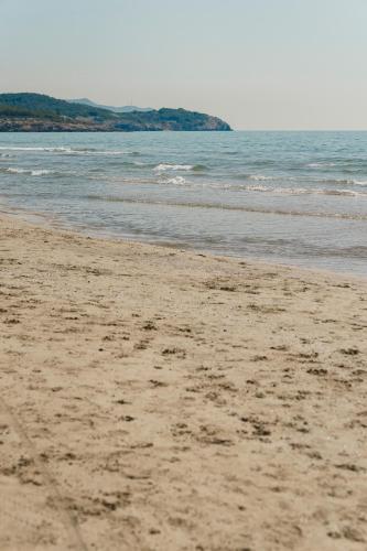 a sandy beach with the ocean in the background at BYPILLOW Mumm in Vilanova i la Geltrú