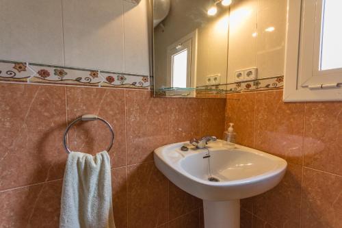 ラメトリャ・デ・マールにあるINNOUTHOME Casa Estanyのバスルーム(洗面台、鏡付)